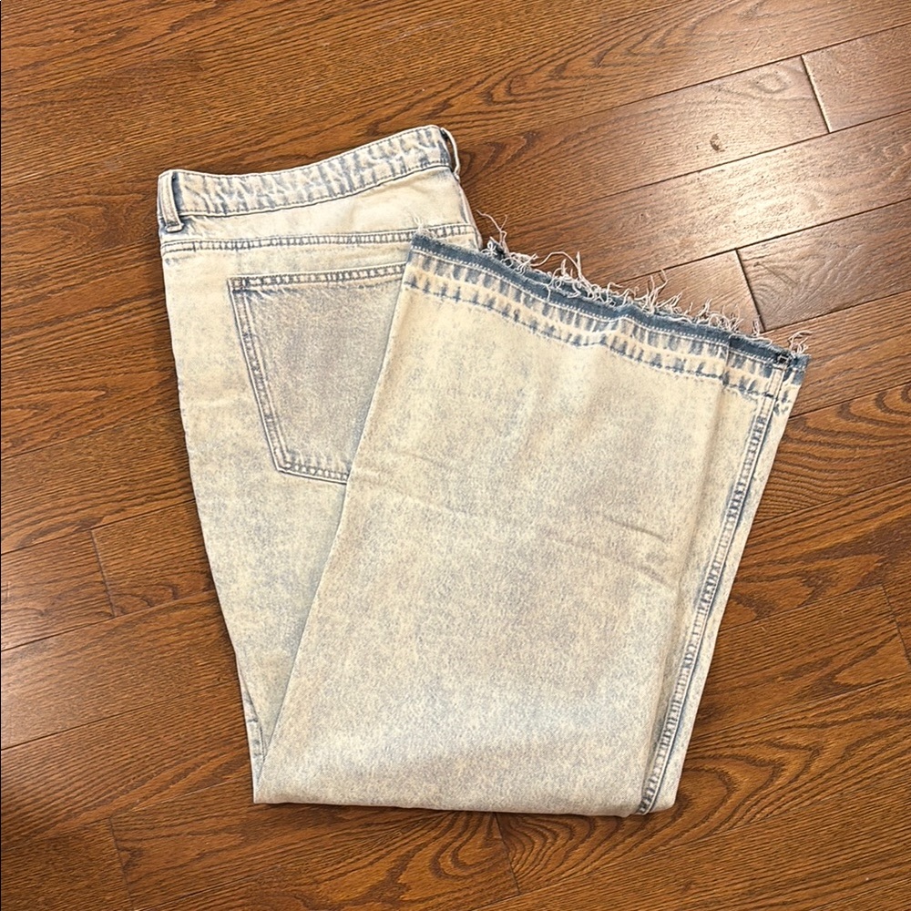 Frayed Hem Light Wash Jeans